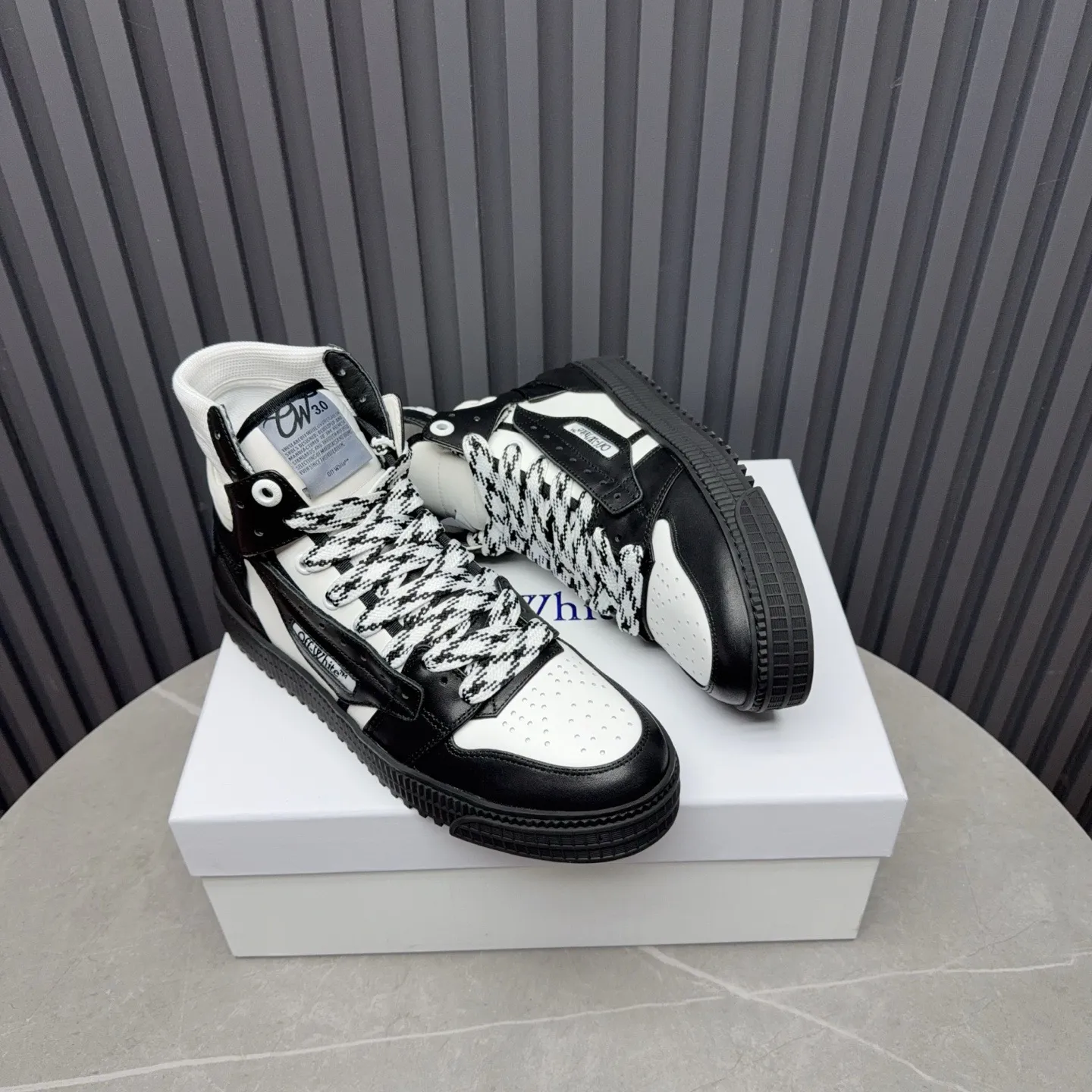 Men's shoes💰740 OFF WHITE ⚡️Couple style⚡️The latest spring style street casual shoes, released with the highest quality version on the market👊Series original mold opening, original lasting, production technology 1:1 original version➰🔜The best choice for more and more celebrities and Internet celebrities🔸In the classics Changes in the code🔸Innovate in the trend🔸Strive to break away from the shackles of bad street design🔝Although he is not the originator of fashion design, he is definitely a shining dark horse in avant-garde design🐴🆙Do not follow the trend🔅Not universal beauty🔅 Fabric💯First-layer cowhide Lining💯Imported skin-friendly and environmentally friendly polyester mesh Foot pads💯Original molded high-elastic environmentally friendly molding pads Midsole💯Made with original last-last technology Outsole💯Rubber outsole Packaging💯Official website synchronizes full set of packaging (brand wrapping paper, brand certificate, brand cloth bag) Code numbers 35-44, 45 46 Customized